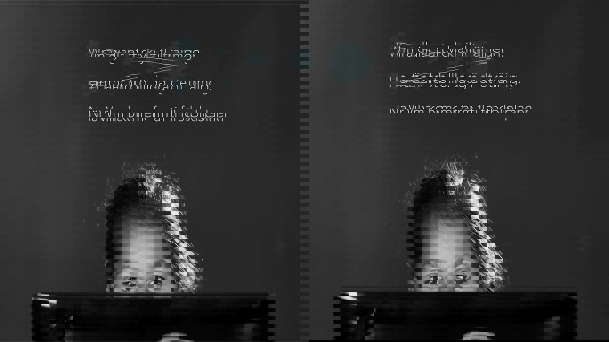 Ett barn som sitter framför dator och löser ett läsproblem.