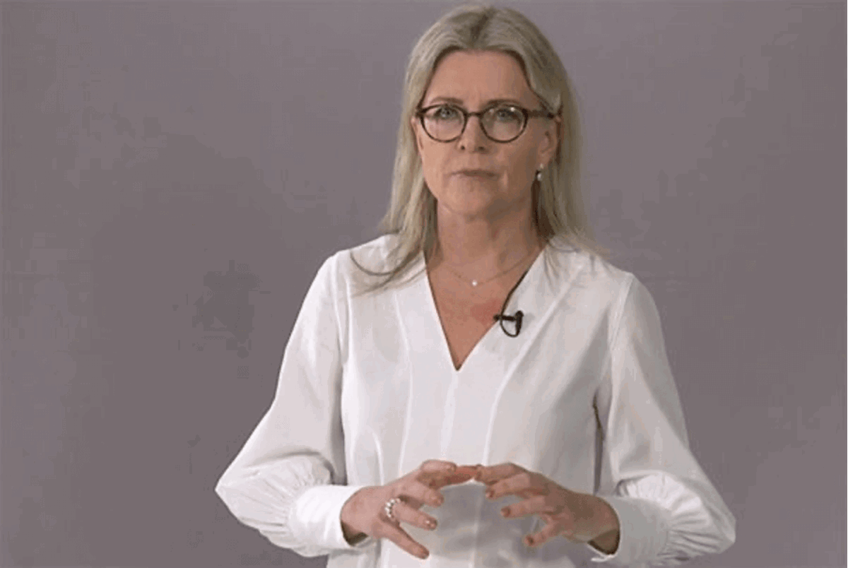 Person framför grå vägg.