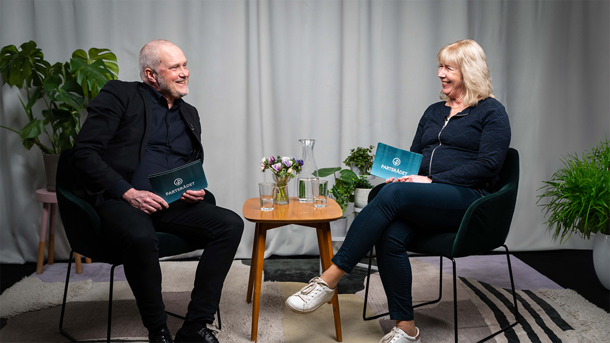 Två personer samtalar i en studio