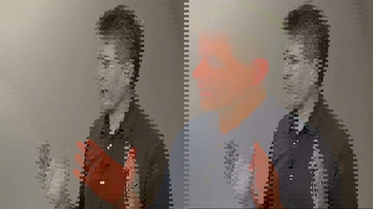 Person införd gråsvart skjorta.