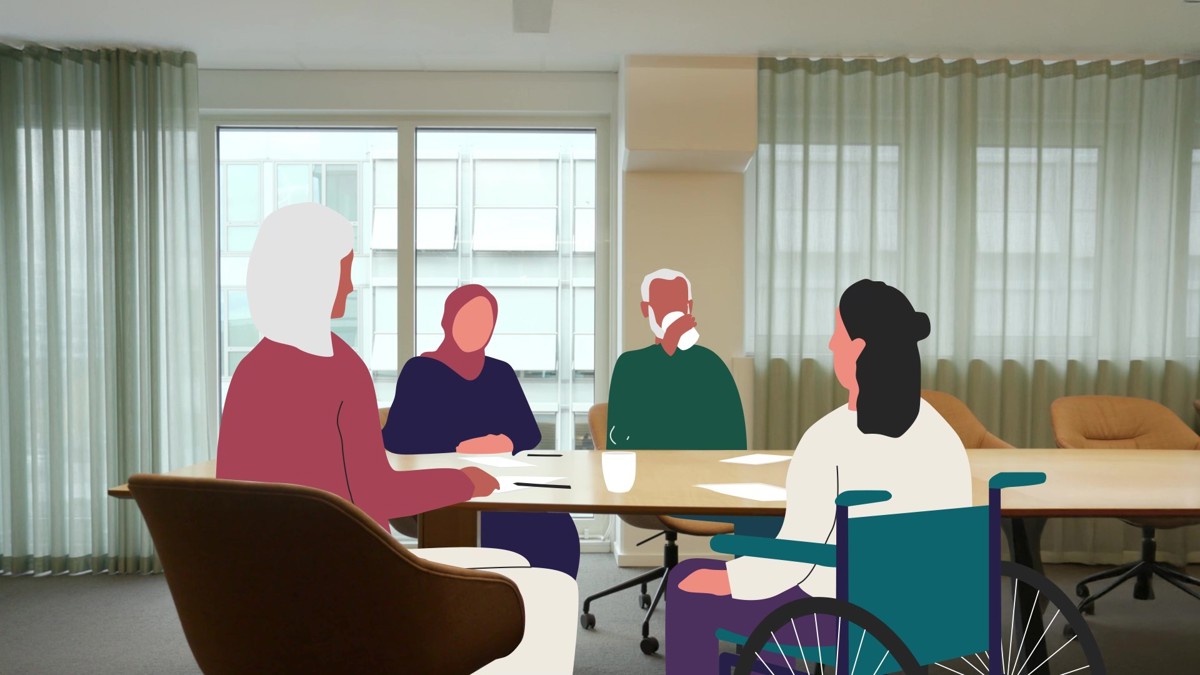 Fyra personer sitter runt ett bord i ett mötesrum