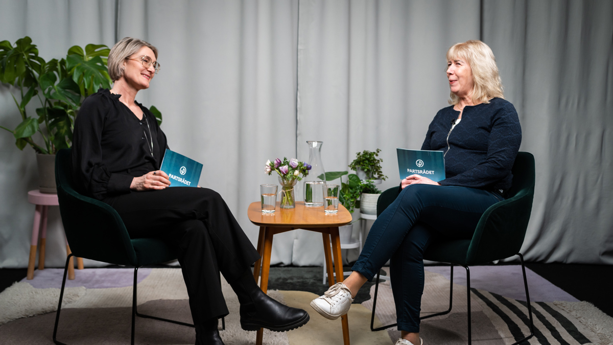 Två personer samtalar i en filmstudio