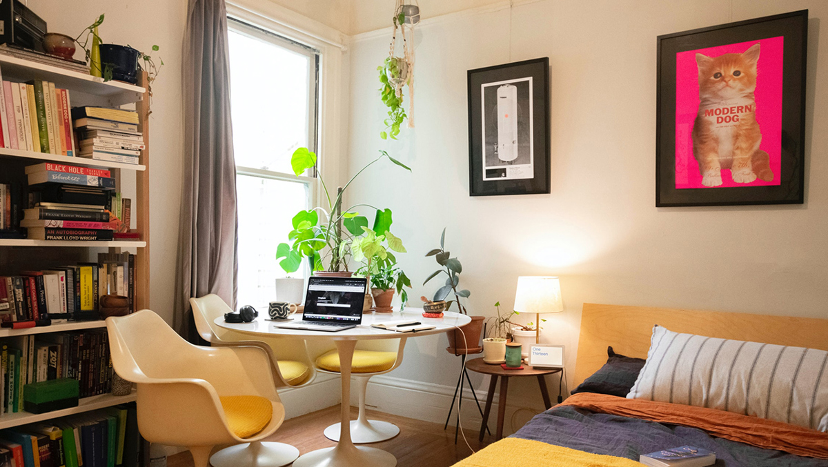 Sovrumsmiljö: Fåtöljer kring ett litet runt bord med en dator på