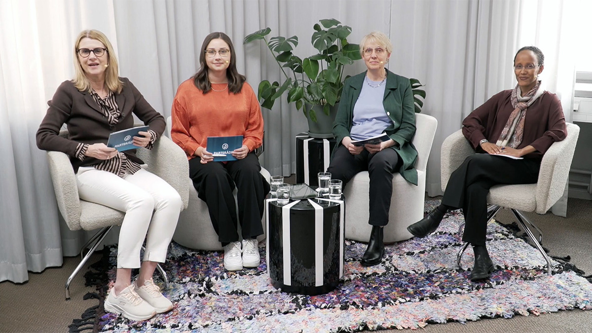 Fyra personer i studiomiljö.