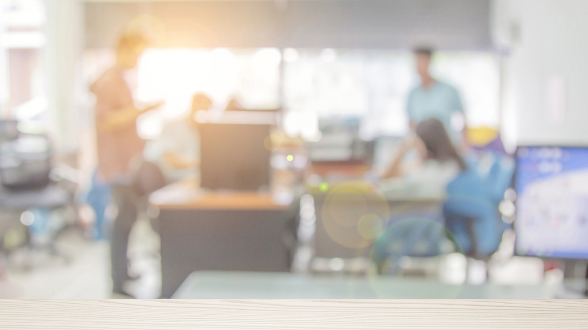 Personer runt ett arbetsbord med datorer framför sig och iförda VR-glasögon.