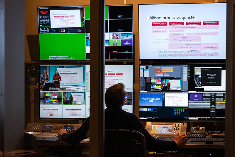 Person som styr sändningen från kontrollrummet.