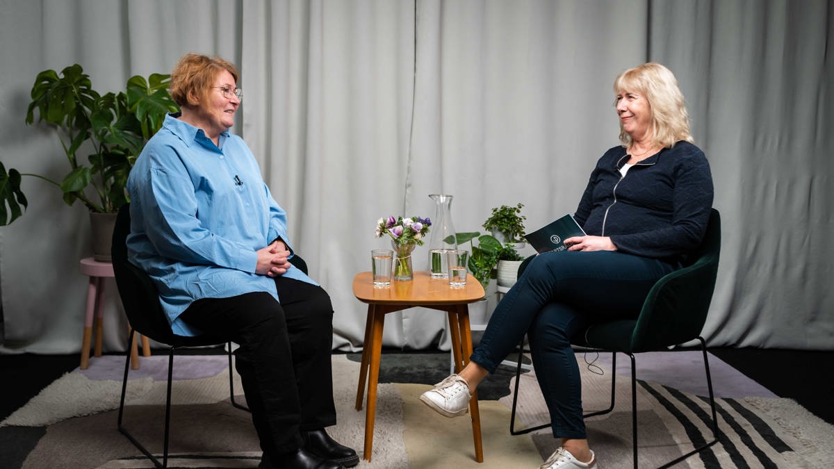 Två personer samtalar i en filmstudio