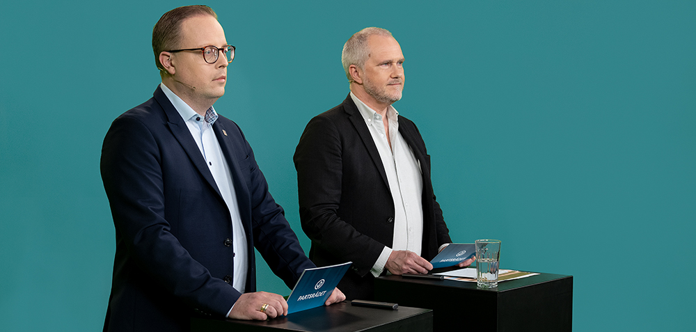 Två personer i studiemiljö.