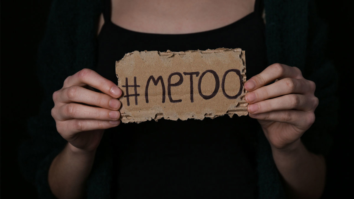 Kvinna med skylt där det står Metoo