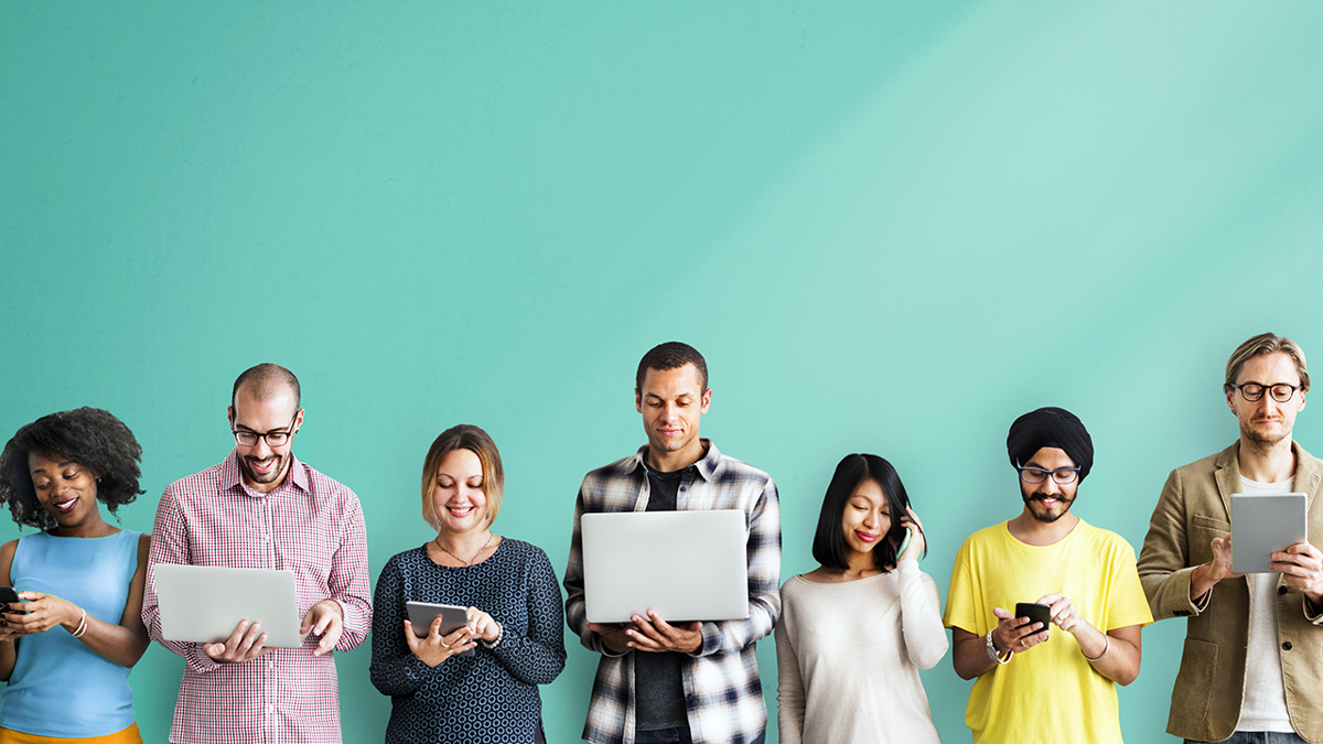 Sju personer som står mot en vägg och som har dator, mobil eller surfplatta för att delta på möte