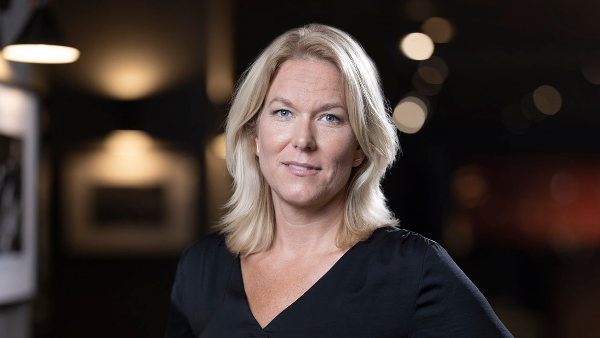 Person med ljust hår iförd svart blus.