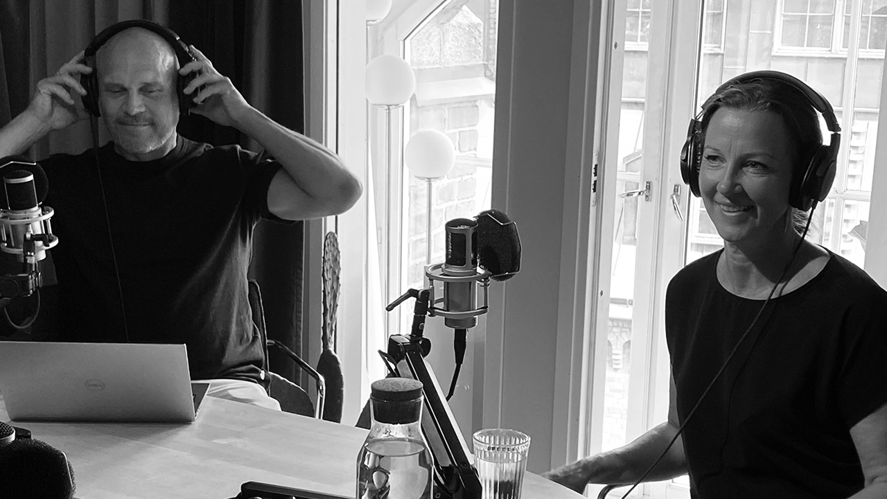 Två personer i poddstudio som förbereder sig inför inspelning