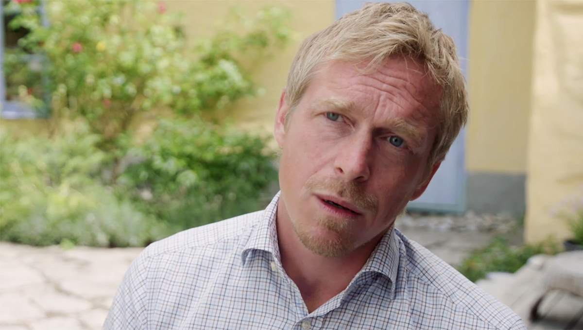 Calle Rosengren i en intervjuscen