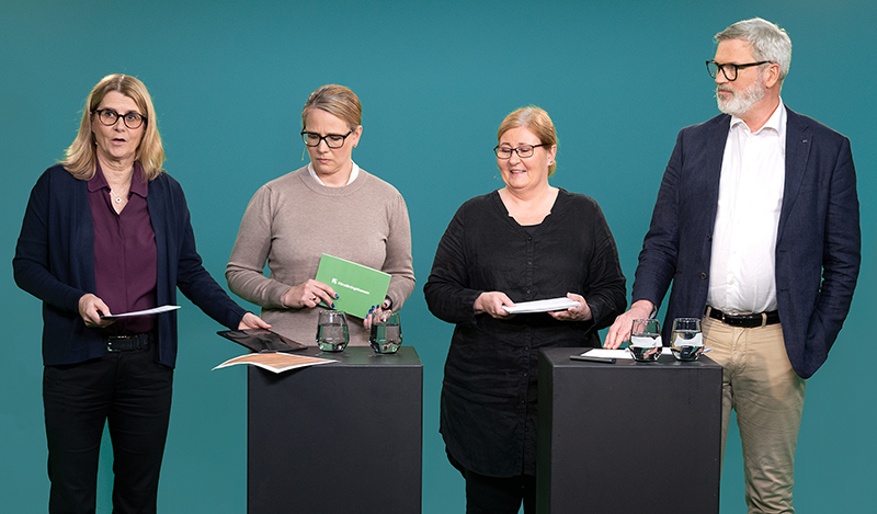 Fyra personer i studiomiljö