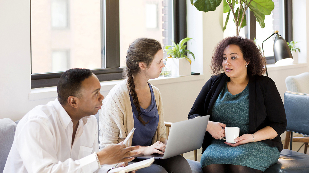 Tre personer i mötessituation.