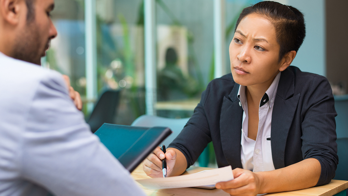 Två personer i samtal där den ena ser bekymrad ut över det som den andre säger.