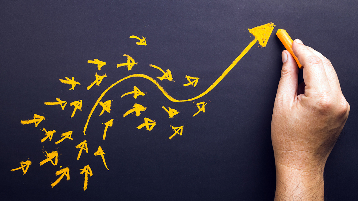 Bild av person som ritar pilar på svar tavla.