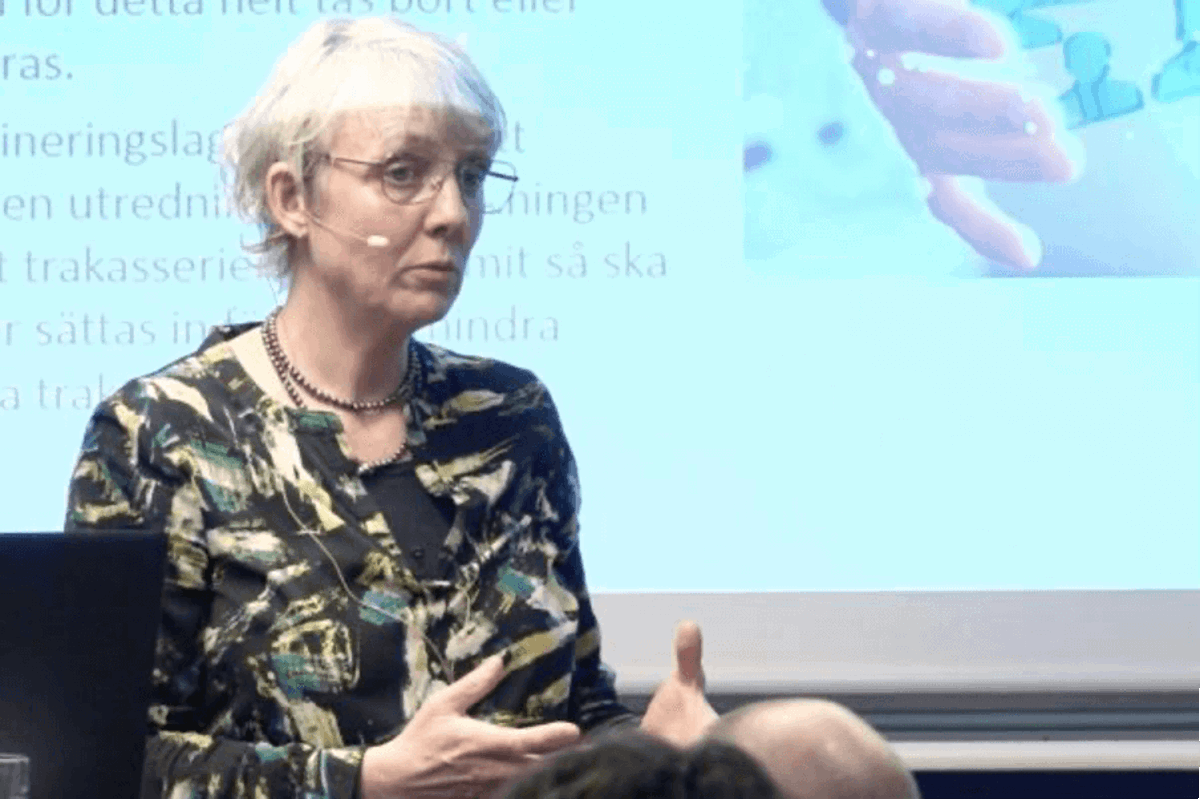 Person iförd mikrofonheadset framför ppt-presentation.