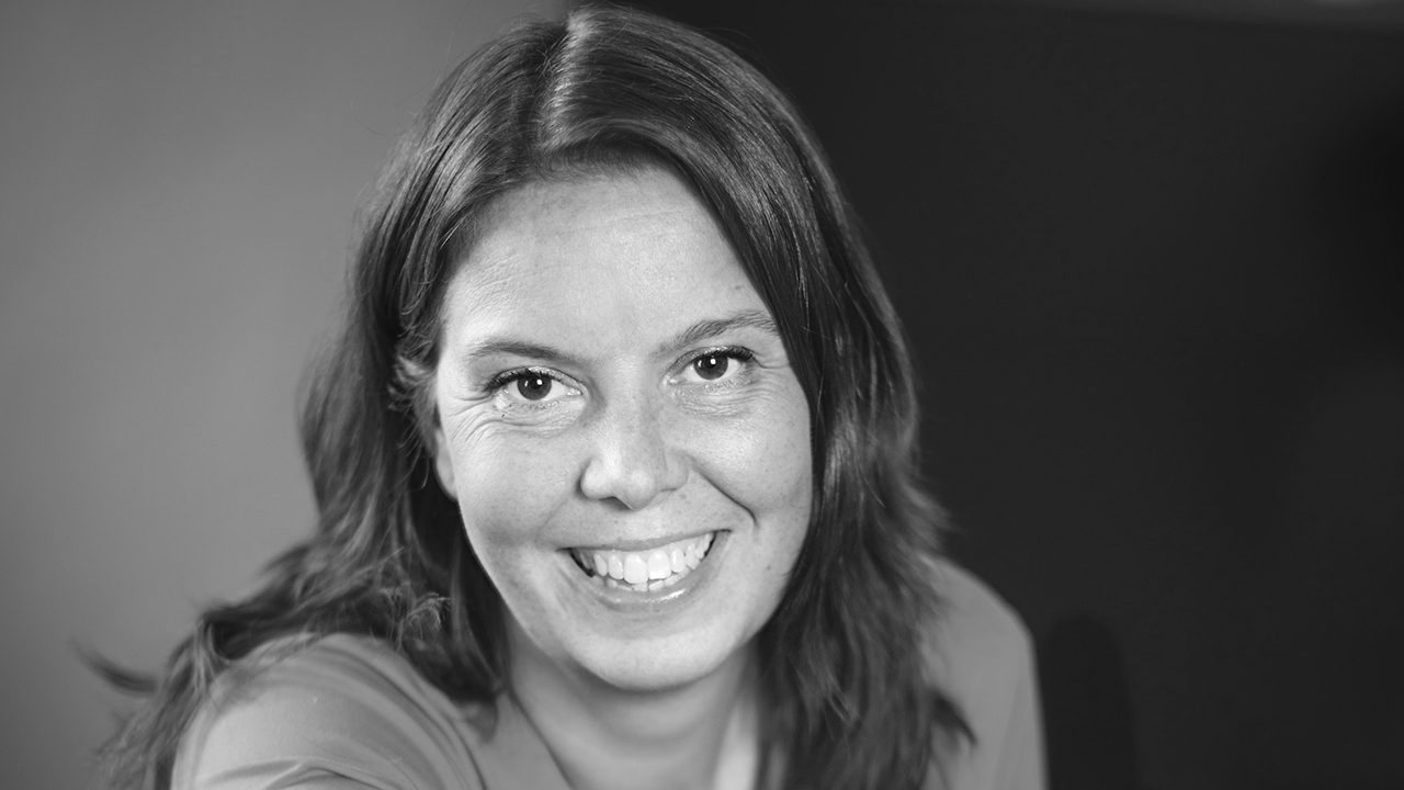 Person iförd ljus tröja.