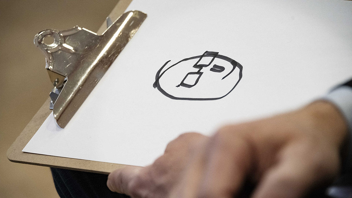 Handritad glad gubbe på anteckningspapper.