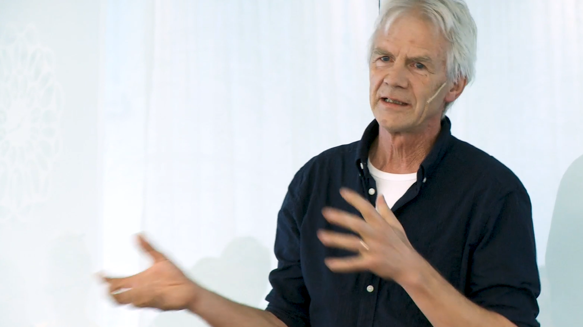 Person framför vit tavla med mikrofonheadset