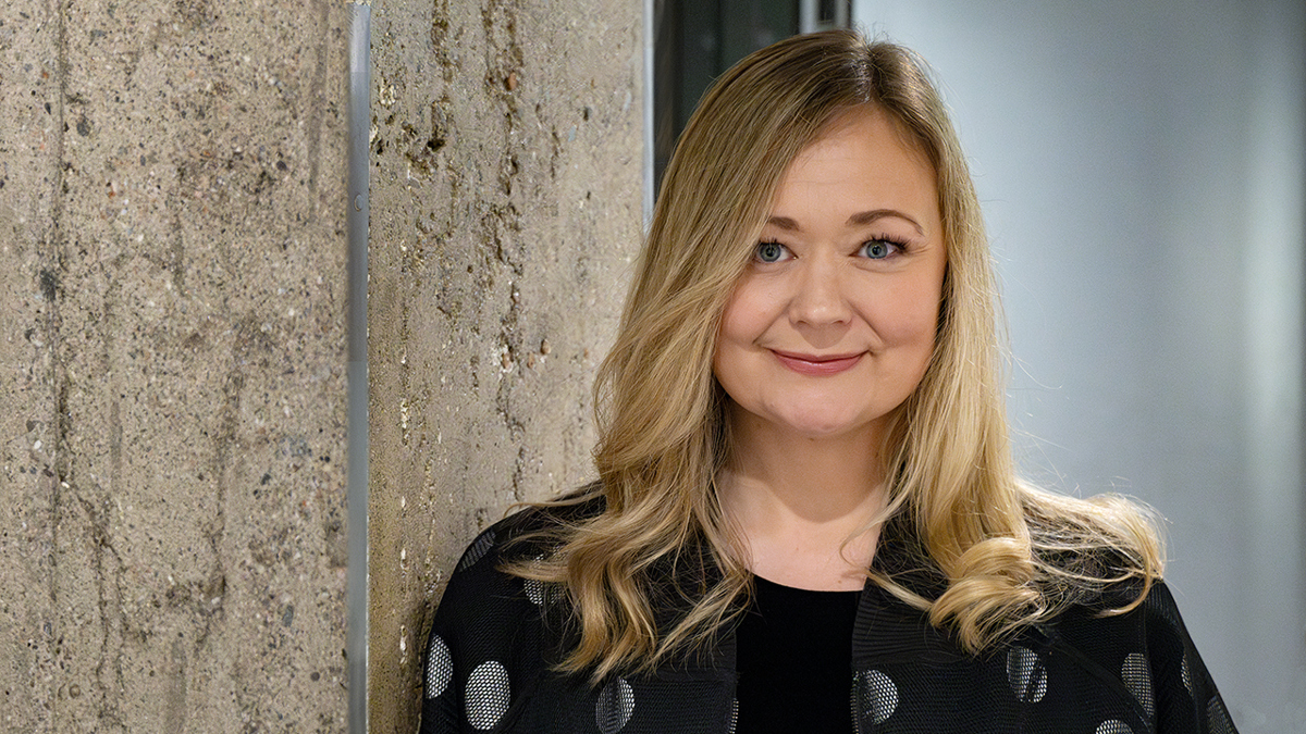 Person iförd svart kavaj med silvriga prickar.