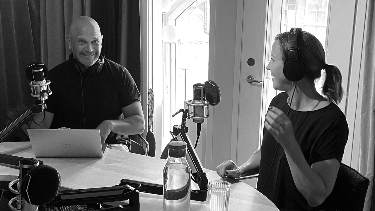 Två personer i poddstudio som förbereder sig inför inspelning