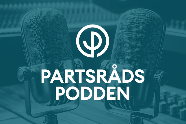 Partsrådspoddens art cover: Bild av två mikrofoner lite lätt vända mot varandra, med Partsrådspoddens logotyp.