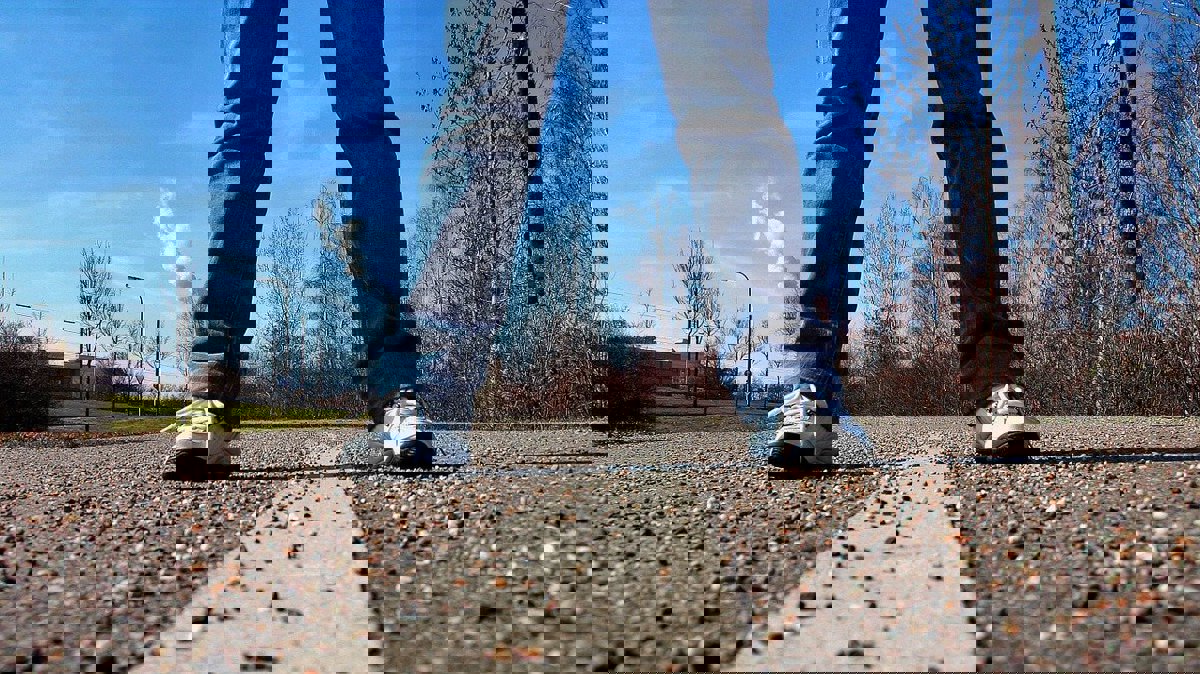 Person vid vägmarkering.