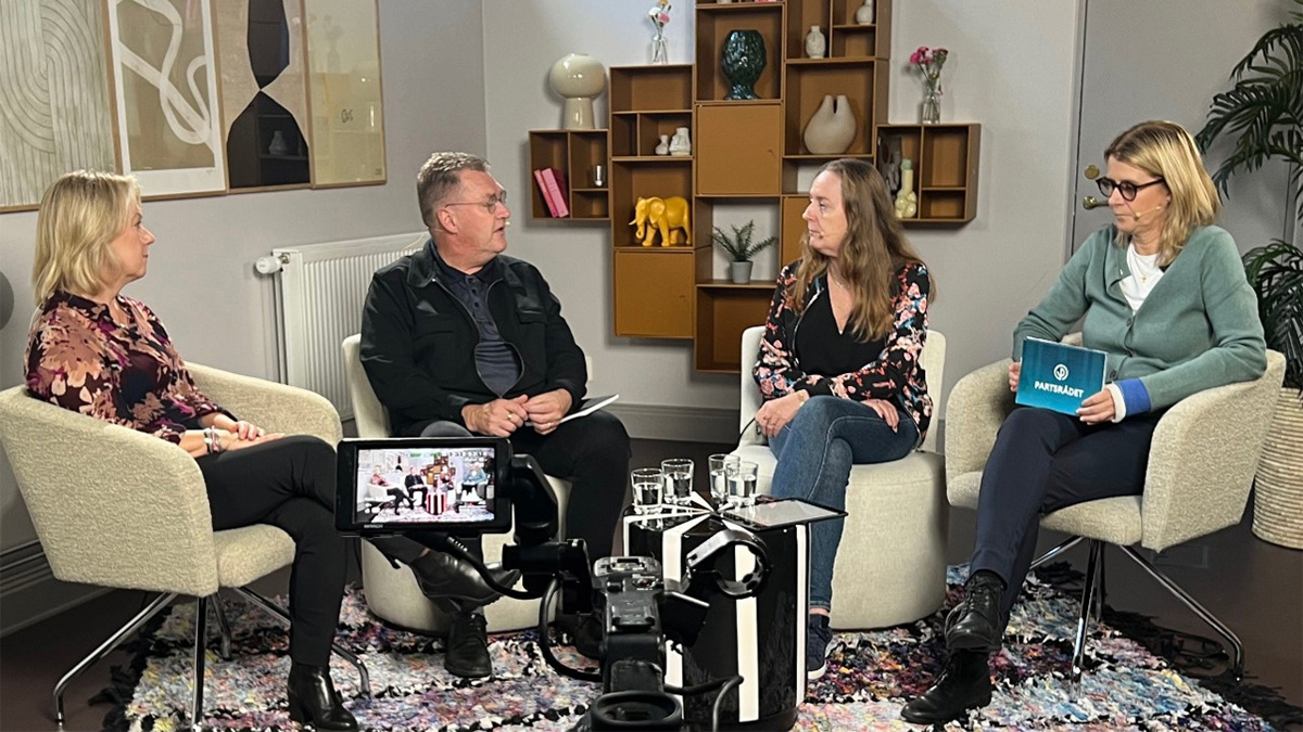 Fyra personer i studiomiljö under sädningen.