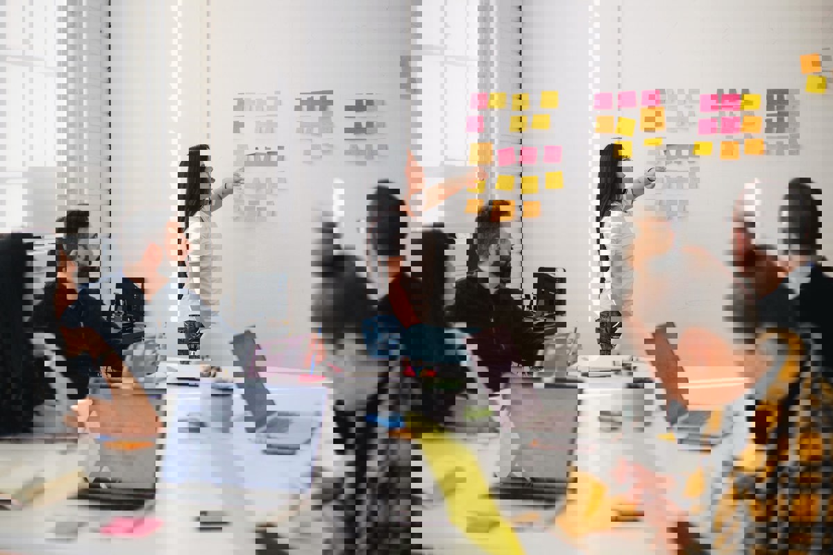 Möte på arbetsplats. Foto: Unsplash