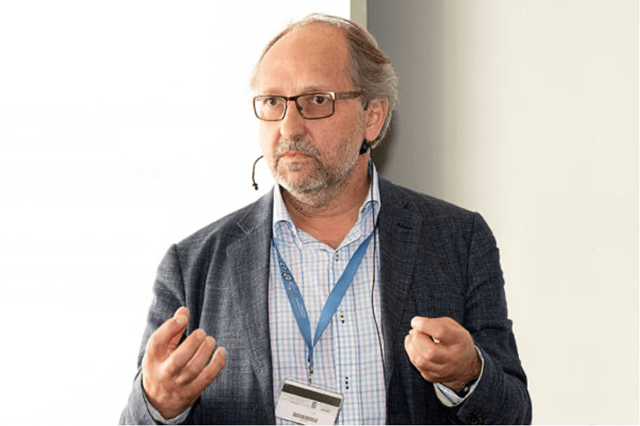 Person med mikrofonheadset.