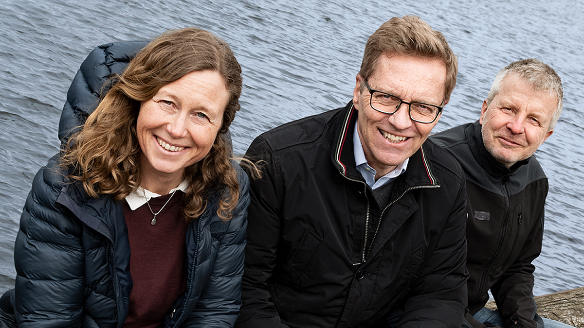Karin Linderholm, Stefan Rehnström och Bengt Fjällborg samlade på en bänk vid en kajkant.