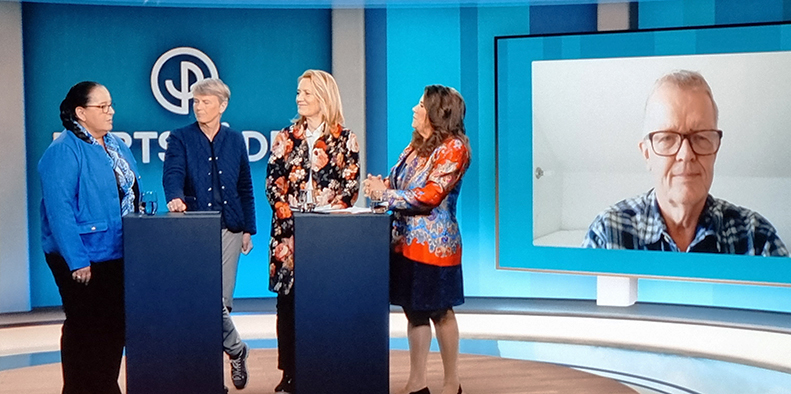 Fyra personer i Partsrådsstudion och en person på skärm.