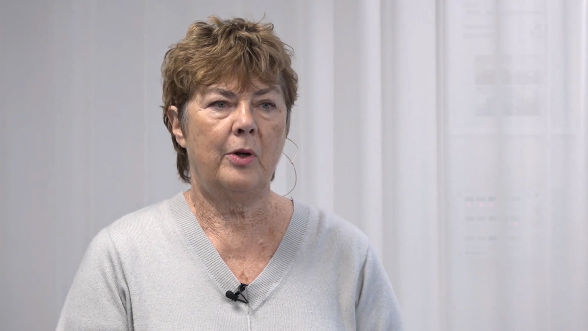 Person stående framför publik.