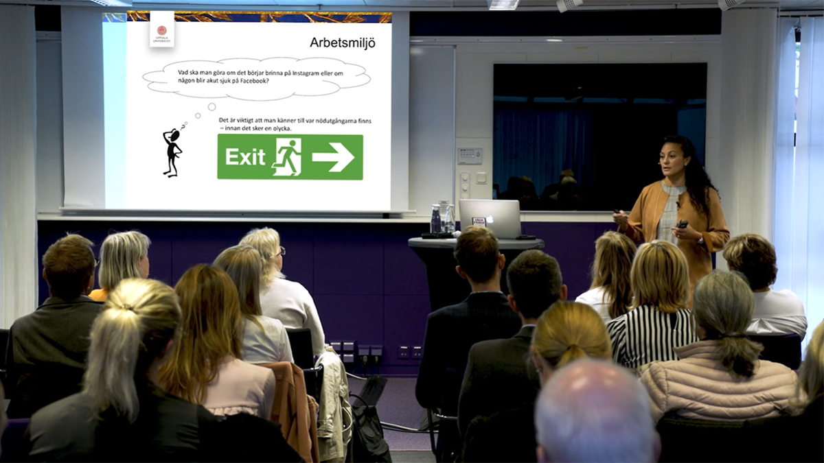 Person framför åhörare.