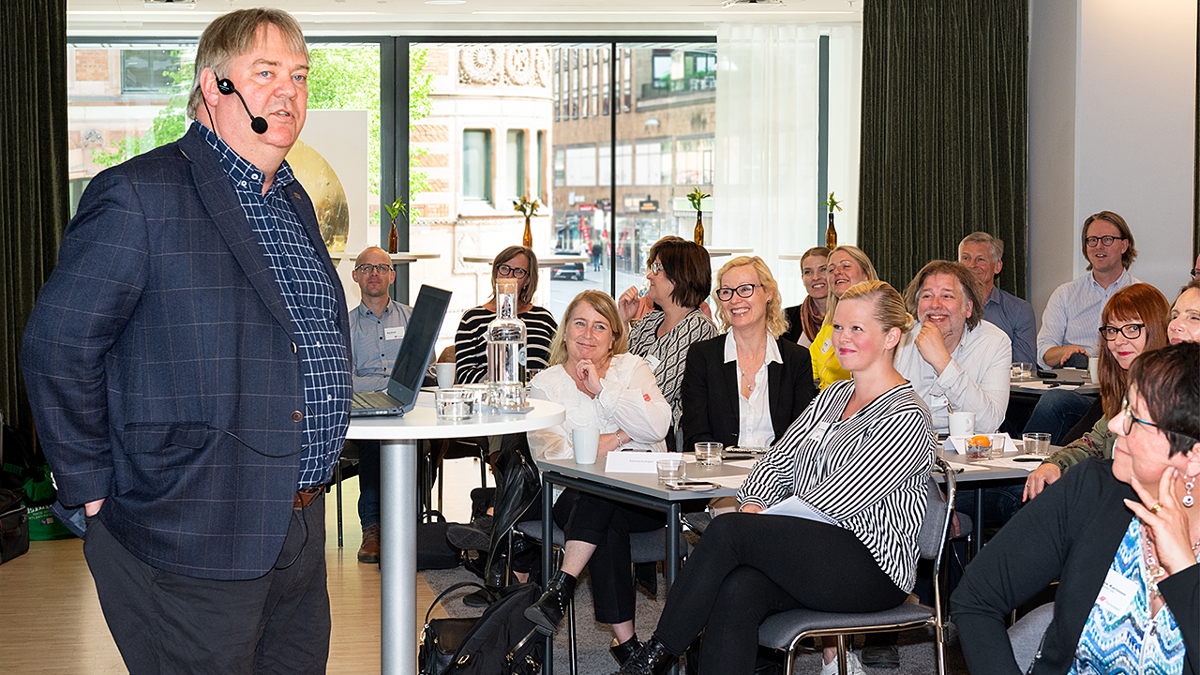 Bild på Johnny Hellgren och deltagare på seminariet.